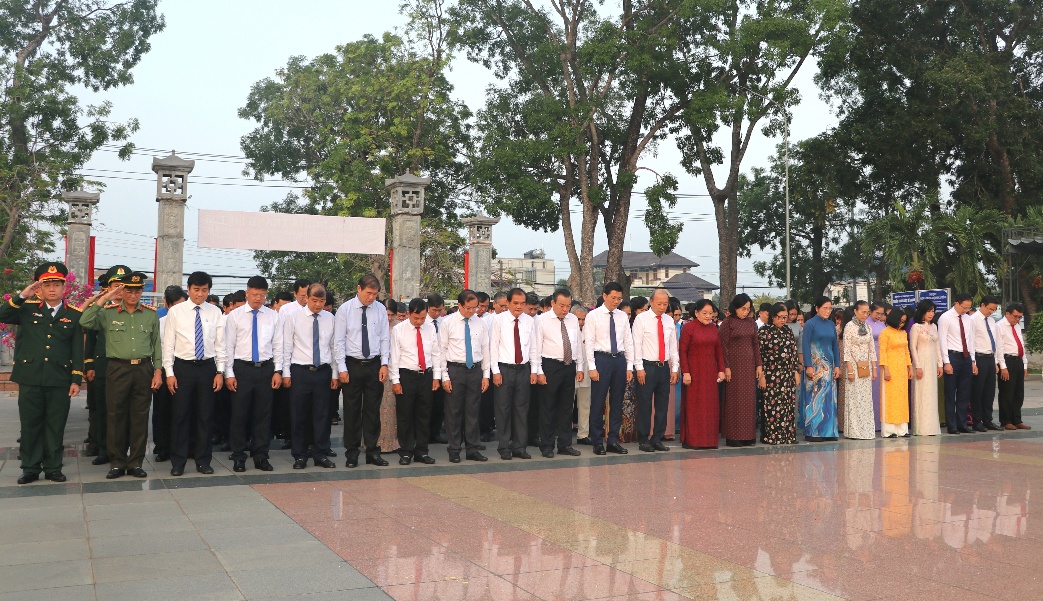 Lãnh đạo tỉnh Tây Ninh dâng hương tại Nghĩa trang liệt sĩ Trà Võ