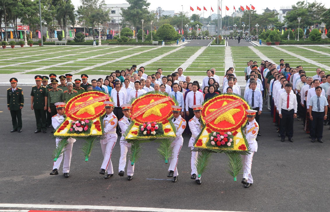 Lãnh đạo trung ương và địa phương dâng hương tưởng niệm các anh hùng liệt sĩ