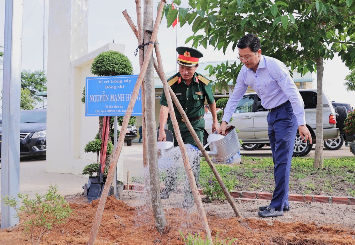 Tây Ninh tích cực hưởng ứng phong trào trồng cây xanh