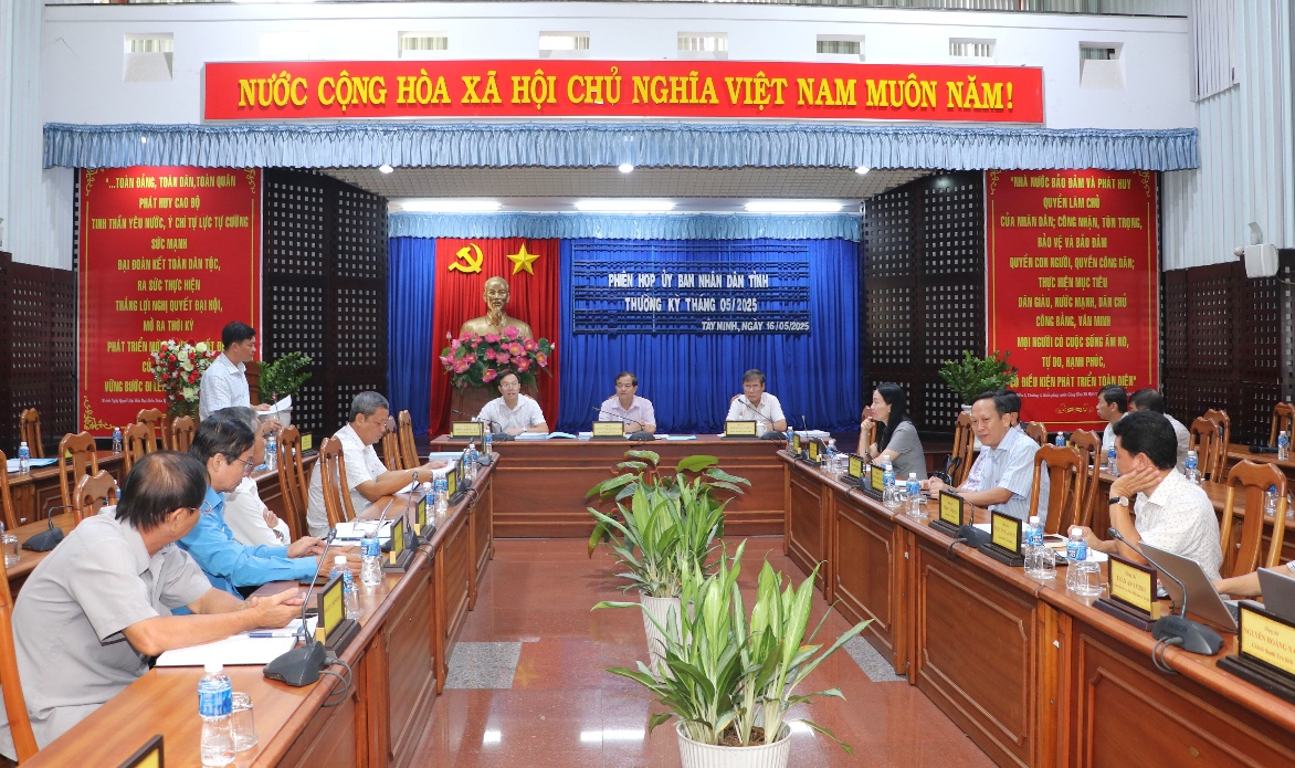UBND tỉnh họp phiên thường kỳ tháng 5/2025
