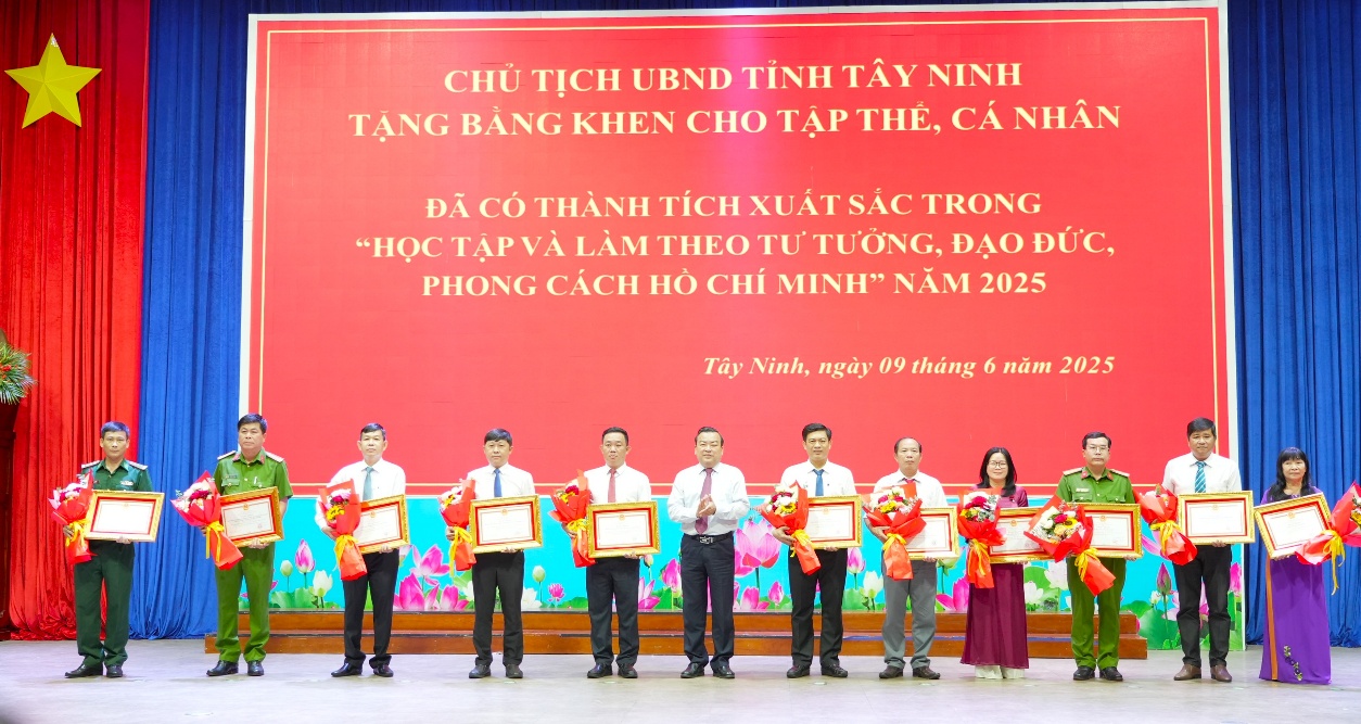 Đẩy mạnh học tập và làm theo tư tưởng, đạo đức, phong cách Hồ Chí Minh trong tình hình mới